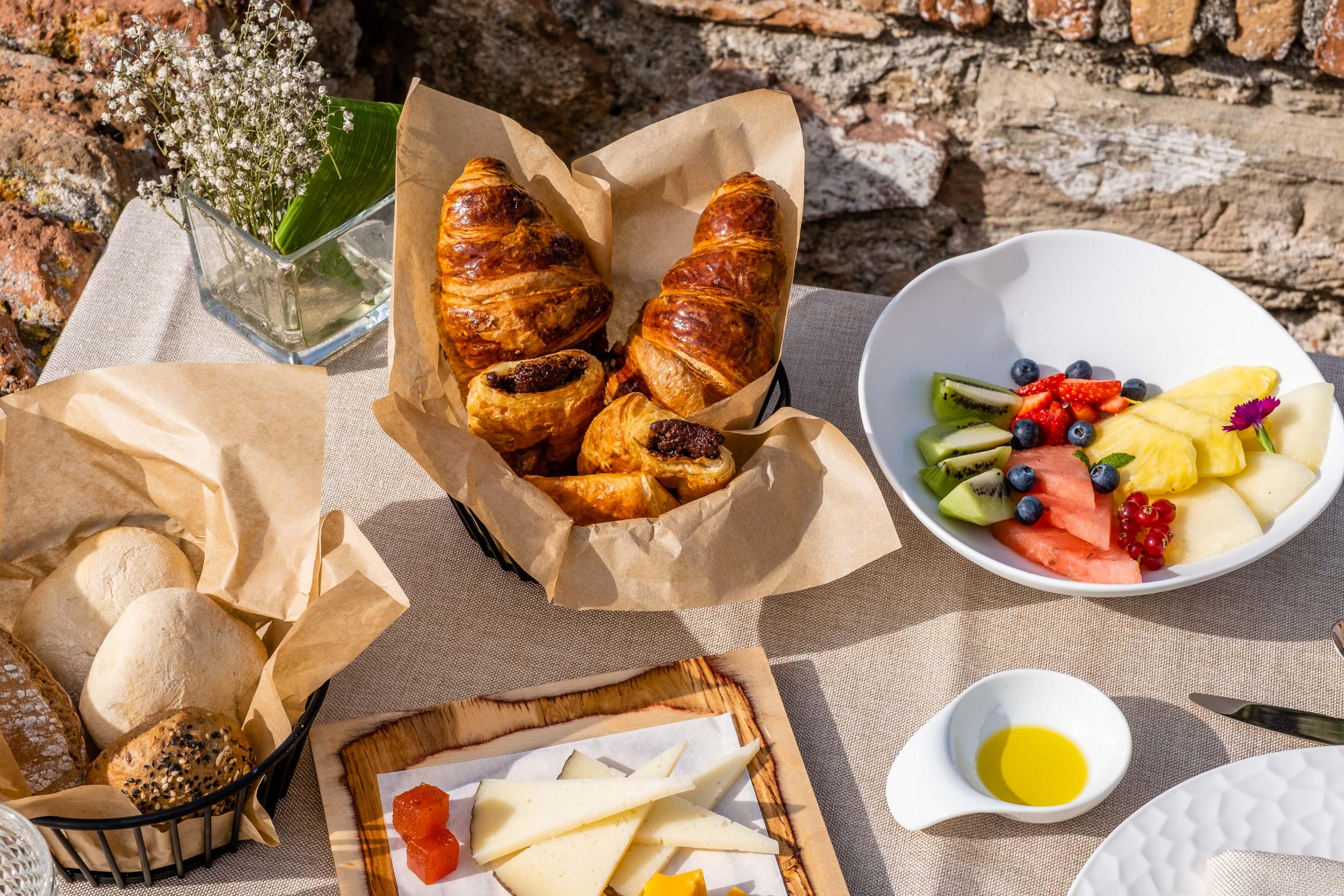 Soho Boutique Castillo De Santa Catalina - Adults Recommended Málaga Dış mekan fotoğraf Croissants and fruit