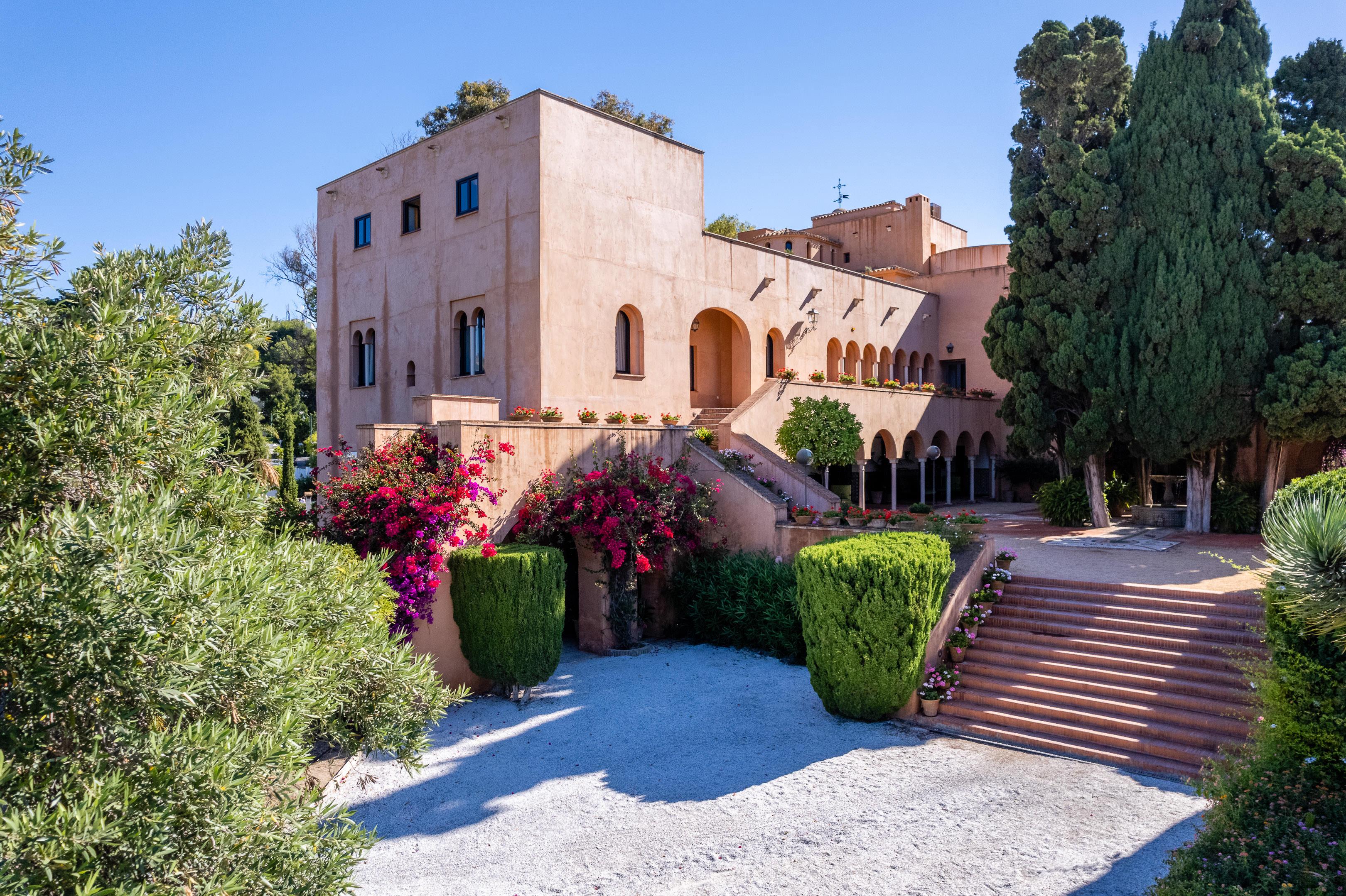 Soho Boutique Castillo De Santa Catalina - Adults Recommended Málaga Dış mekan fotoğraf The house of the Count of Barcelona, in the grounds of the Palau Reial de Pedralbes.