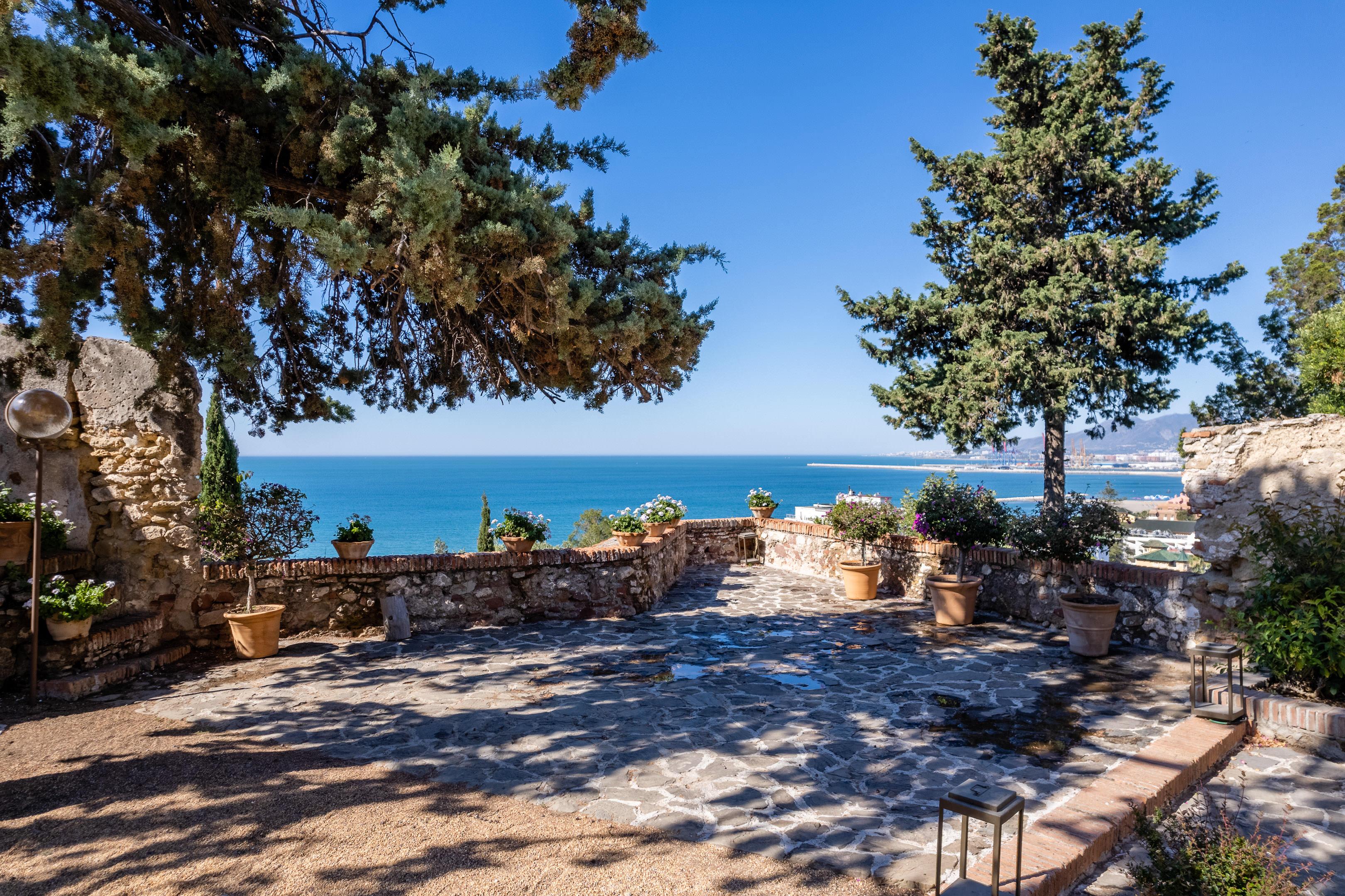 Soho Boutique Castillo De Santa Catalina - Adults Recommended Málaga Dış mekan fotoğraf View of the sea from the monastery