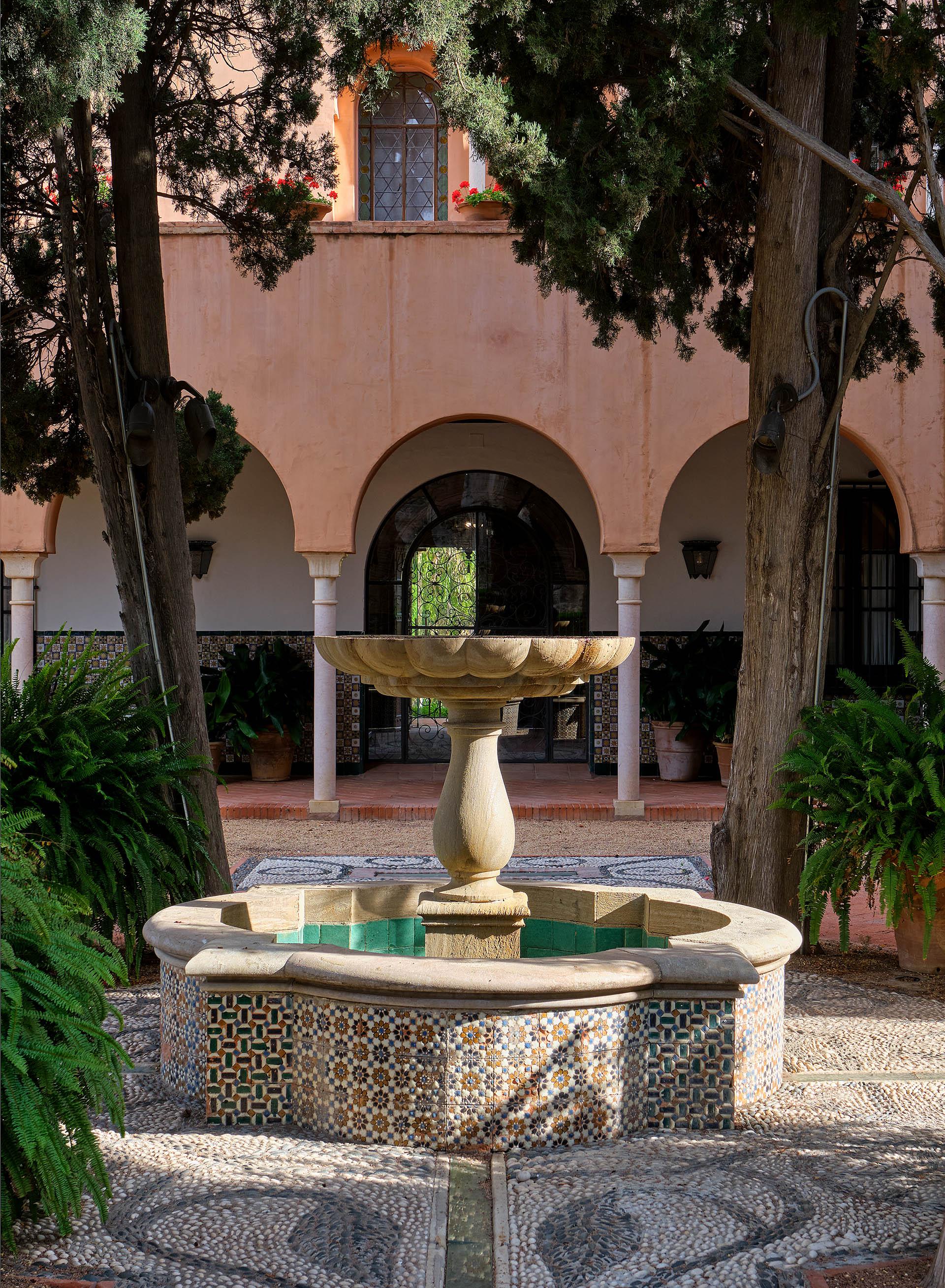 Soho Boutique Castillo De Santa Catalina - Adults Recommended Málaga Dış mekan fotoğraf Fountain at the center of the courtyard