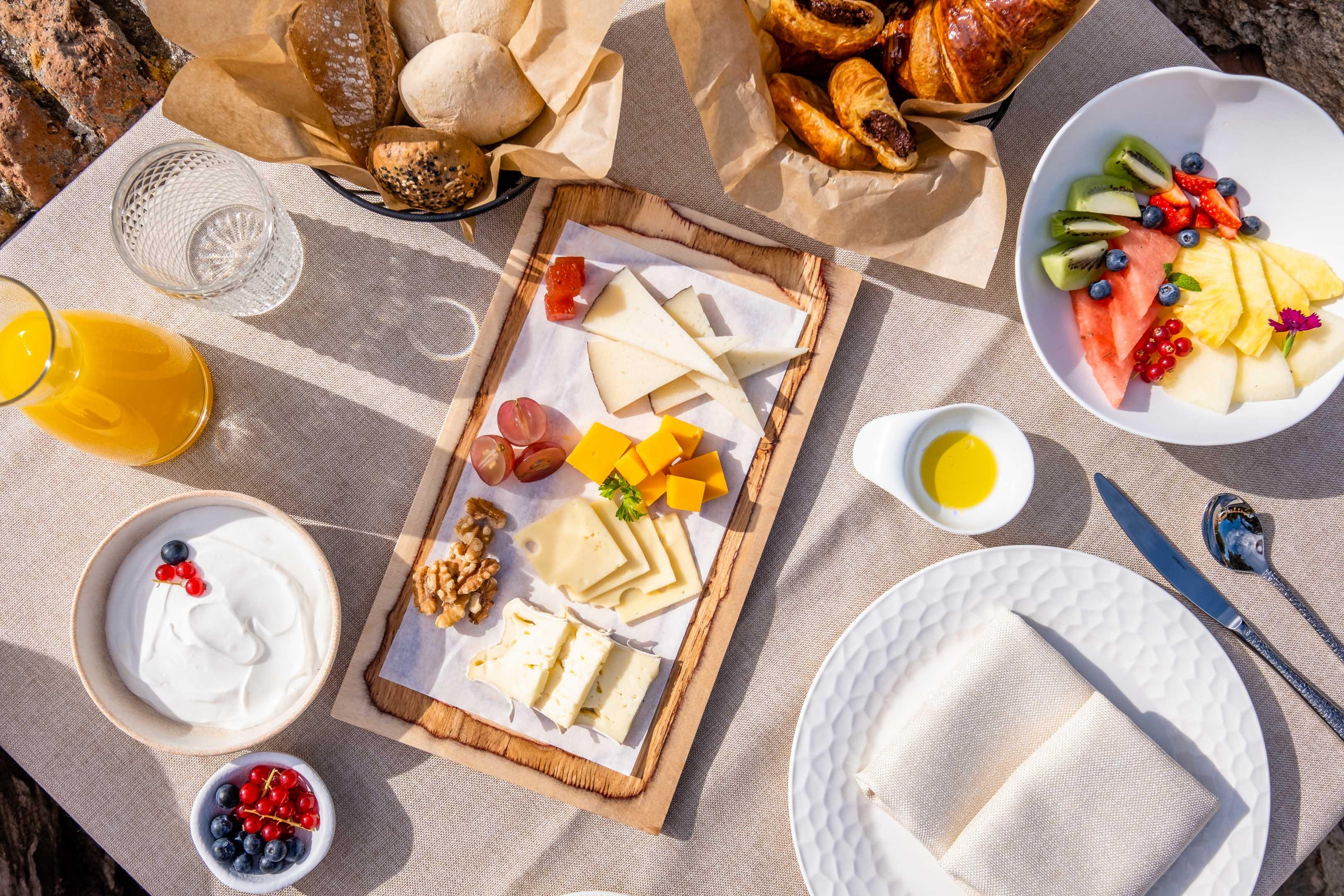 Soho Boutique Castillo De Santa Catalina - Adults Recommended Málaga Dış mekan fotoğraf A cheese board with fruit and bread